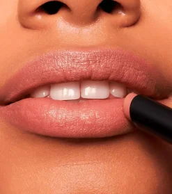 Barra de labios de larga duración acabado mate The Slim Stick - 101: Choc-o-holic