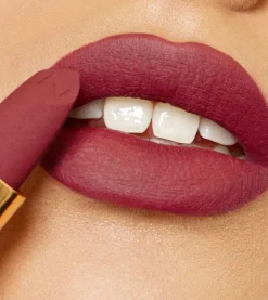 Barra de labios Matte Pleasure - Karma Red