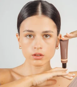 Base de maquillaje The Second Skin Serum Foundation - 03: Elena's Tone