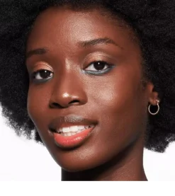 Bálsamo labial Melt & Shine - 050: Resting Beach Face