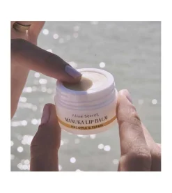 Bálsamo labial reparador Manuka Lip Balm - Piña y papaya