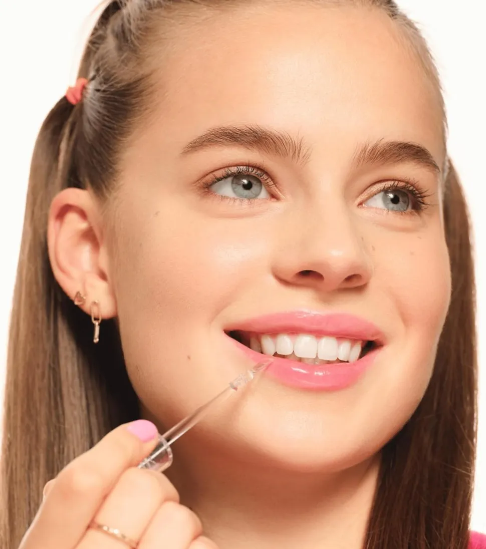 Brillo de labios voluminizador Glass Shine What The Fake! - 01: Oh So Glassy