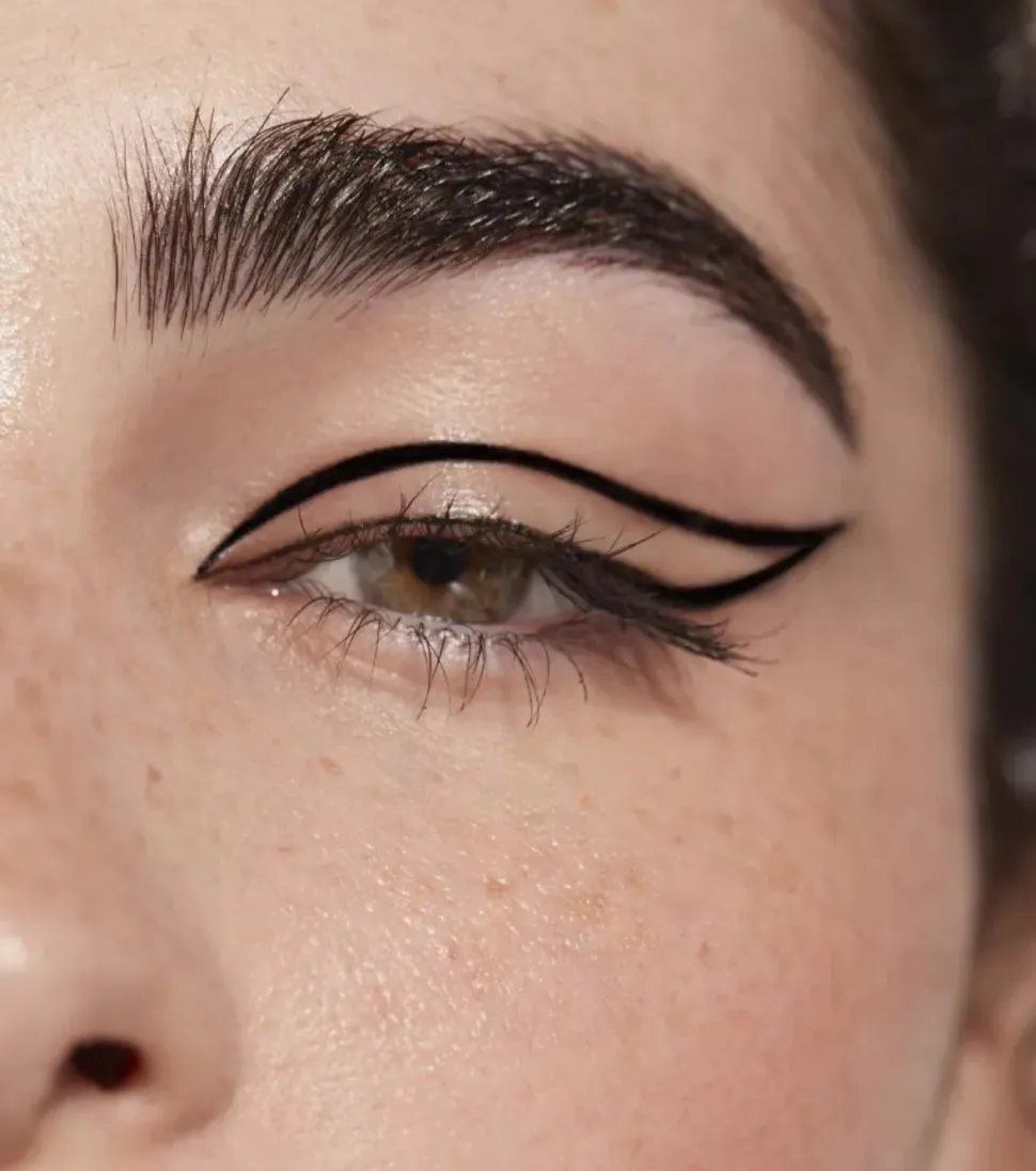 Delineador de ojos líquido Angy Garrido