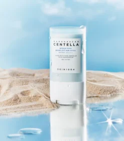 *Hyalu-Cica* - Protector solar facial en stick Silku-Fit SPF50+ PA++++