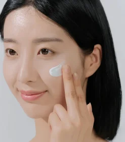 *Hyalu-Cica* - Protector solar facial en sérum Water-Fit SPF50+ PA++++