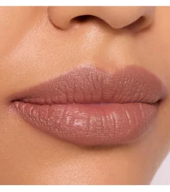 Lápiz de labios Creamy Nudes - 050: Happy Hazelnut