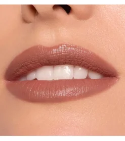 Lápiz de labios Creamy Nudes - 050: Happy Hazelnut