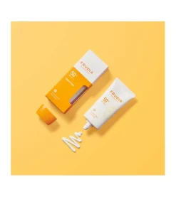 Protector solar facial iluminador SPF50+ Tone Up Base