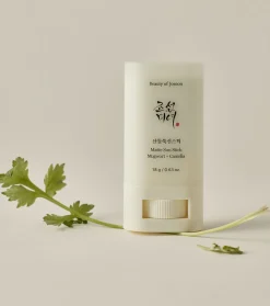 Protector solar facial SPF50+ Matte sun stick: Mugwort + Camilia
