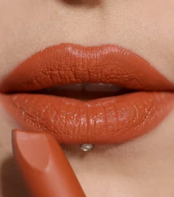 Revolution - Barra de labios satinada Lip Allure - Rebel Rust