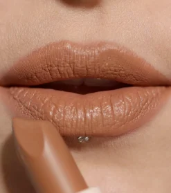 Revolution - Barra de labios satinada Lip Allure - Divine Brown