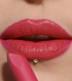 Revolution - Barra de labios satinada Lip Allure - Material Girl Wine