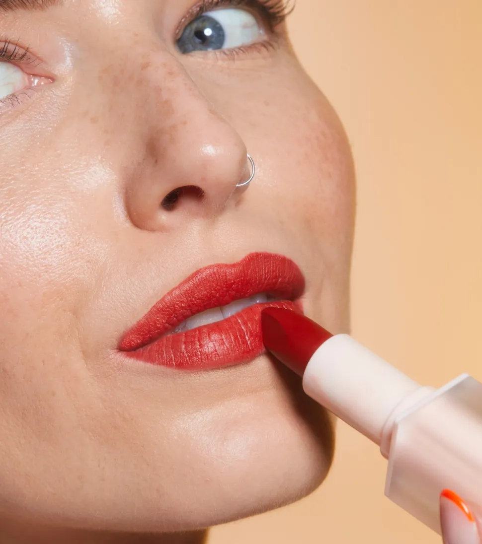 Revolution - Barra de labios satinada Lip Allure Soft Satin - CEO Brick Red