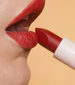 Revolution - Barra de labios satinada Lip Allure Soft Satin - CEO Brick Red