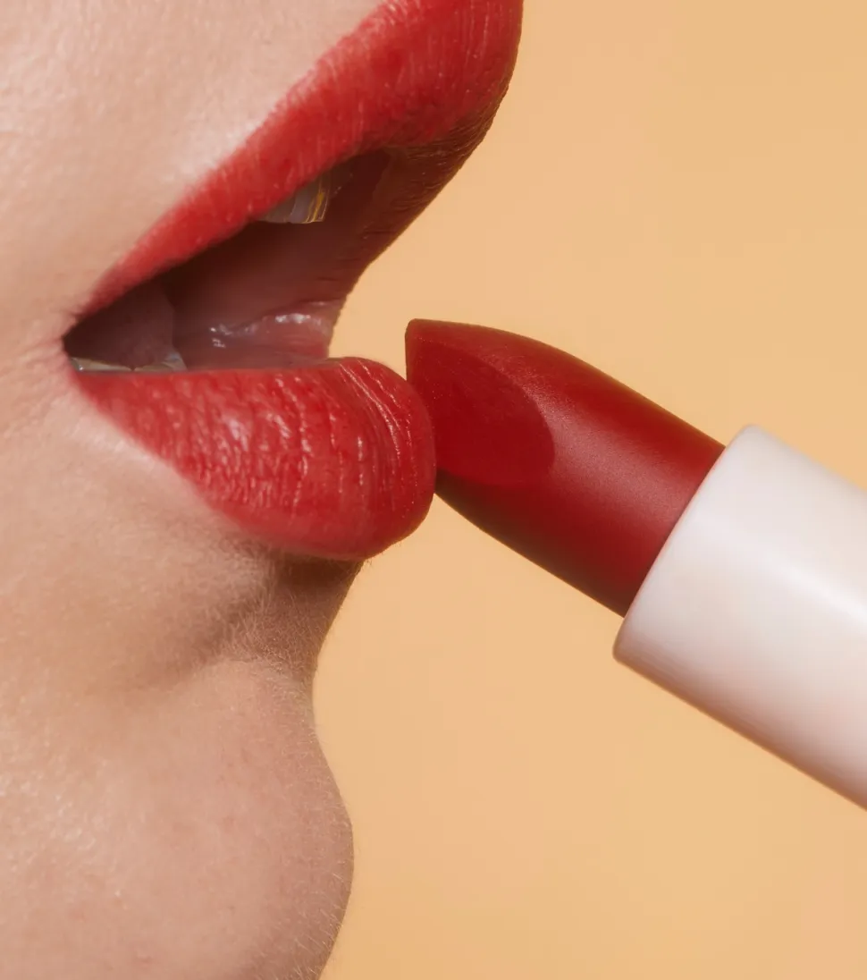 Revolution - Barra de labios satinada Lip Allure Soft Satin - CEO Brick Red