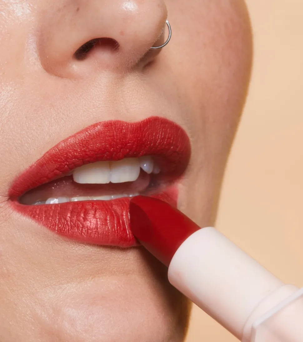 Revolution - Barra de labios satinada Lip Allure Soft Satin - CEO Brick Red