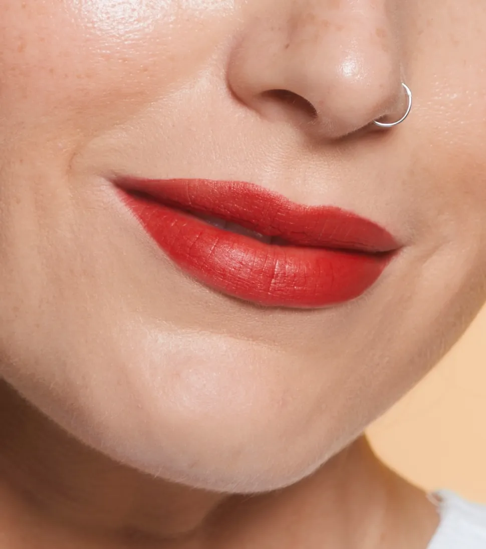 Revolution - Barra de labios satinada Lip Allure Soft Satin - CEO Brick Red