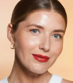 Revolution - Barra de labios satinada Lip Allure Soft Satin - CEO Brick Red