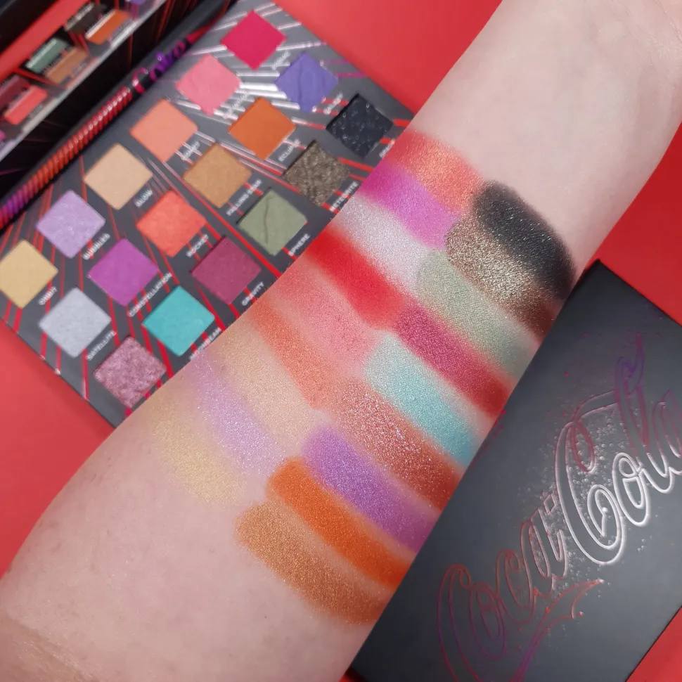 Revolution - *Coca Cola* - Paleta de sombras