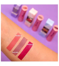 Revolution - *Friends X Revolution* - Barra de labios Satin Kiss - Phoebe