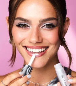 Revolution - *Metallic Muse* - Brillo de labios Shimmer Bomb - Frosted Muse