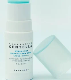 SKIN1004. - *Hyalu-Cica* - Protector solar facial en stick Silku-Fit SPF50+ PA++++ - Formato viaje